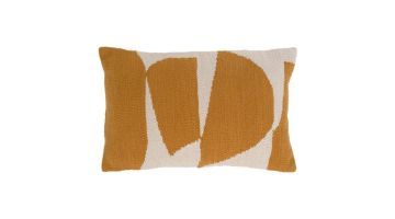 Urban Nature Culture kussen Sele met goudbruine grafische vormen op een off-white achtergrond, rechthoekig sierkussen van katoen