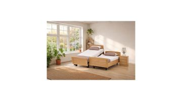 Elbacare Excellent hoog-laag bed in houtlook als tweepersoons opstelling in lichte slaapkamer met verstelbare functie