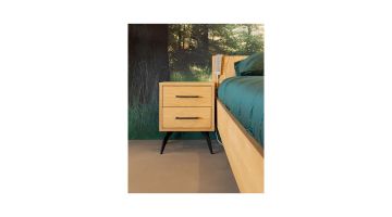 Moderne houten Excellent nachtkast met twee lades naast een zorgbed in natuurlijke slaapkamer setting