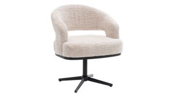 Crèmekleurige armstoel Noalia met ronde rugleuning en zwarte metalen draaipoot schuin vooraanzicht