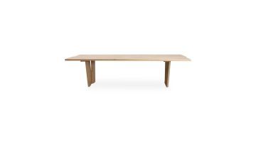 Houten eettafel Rob met strak blad en karakteristieke V-vormige poten