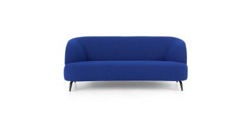 Montèl 3-zitsbank 40-1 in kobaltblauw met afgeronde rugleuning en zwarte metalen poten tegen een lichte achtergrond.