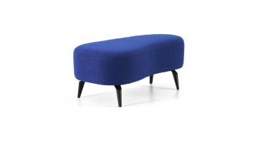 Montèl Pebble hocker in kobaltblauwe bouclé stof met organische vorm en zwarte schuine poten schuin van voren