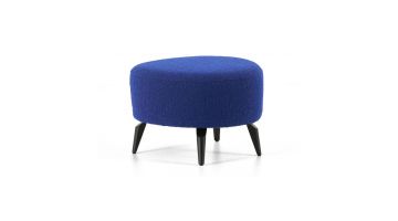 Ronde Montèl Stone hocker in kobaltblauwe Montaro stof met zwarte poten op lichte achtergrond