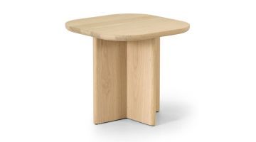 Montèl Combi Plus bijzettafel naturel eiken schuin van voren met vierkant blad en kruisvormig houten onderstel