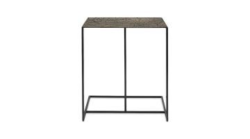 Triptic bijzettafel met geometrisch metalen frame en lava-structuur blad