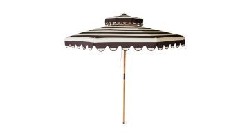 Grote ronde parasol met bruin-witte strepen en decoratieve golvende rand