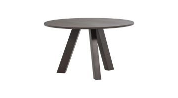 Ronde Rhonda eettafel Ø129 cm in middenbruin eiken met drie schuine poten op witte achtergrond