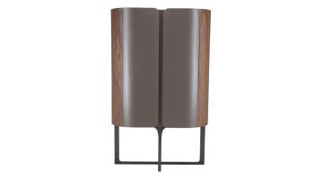 Opbergkast Sakana met afgeronde bronskleurige deuren, notenhouten zijkanten en slank zwart metalen onderstel vooraanzicht