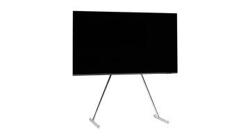 Pedestal Viva tv-standaard in chroom met platte tv, vooraanzicht met schuine poten en afgeronde voeten