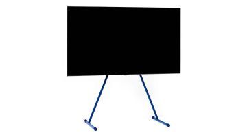 Pedestal Viva Ultra Marine tv-standaard met groot flatscreen, vooraanzicht met schuine blauwe poten