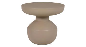 WOOOD Bova bijzettafel van bruin metaal met ronde top en sculpturale basis, vrijstaand tegen lichte achtergrond