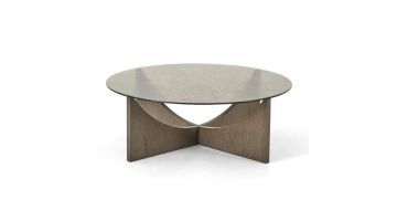 Montèl Fold salontafel met rond bronzen glazen blad en kruisvormig houten onderstel in Moss eiken tegen een lichte achtergrond
