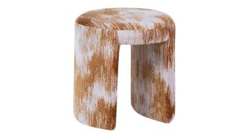 WOOOD kruk Charlie gestoffeerd in karamelbruine structuurstof met afgeronde vorm op witte achtergrond