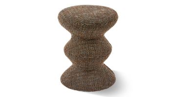 POLSPOTTEN Speckled Soft Zig Zag kruk met zwart crème gespikkelde bekleding op witte achtergrond