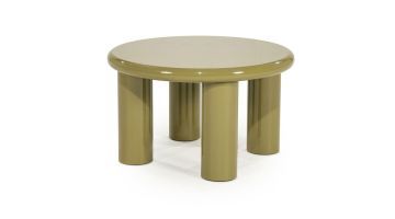 Salontafel Brynn met rond blad, drie cilindervormige poten en groene hoogglans afwerking in schuin vooraanzicht