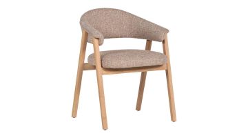 WOOOD Tunar eetkamerstoel met armleuning in naturel eikenhout en beige geweven stof schuin van voren gefotografeerd