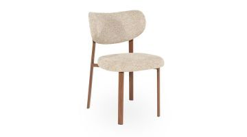 Eetkamerstoel Sedia van By-Boo in beige Luce-stof met bruine houten look poten schuin van voren.