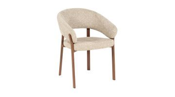 Eetkamerstoel Sedia met armleuningen, beige Luce bekleding en bruin houten onderstel, schuin van voren gefotografeerd.