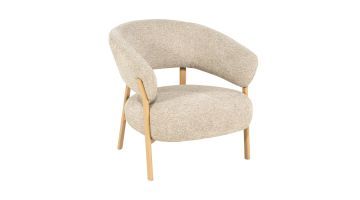 Loungechair Sedia met beige Luce bekleding en naturel houten frame, schuin van voren gefotografeerd.