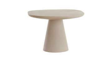  Ronde salontafel Abala in mat crème met breed blad en taps toelopende voet tegen lichte achtergrond