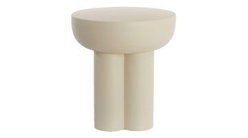 Ronde bijzettafel Mikola in mat crème met komvormig blad en opvallend onderstel tegen neutrale achtergrond