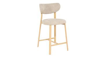 By-Boo barstoel Sedia in beige Luce-stof met metalen onderstel in naturel houtlook, schuin van voren gefotografeerd.