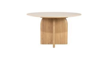 Ronde eettafel Lova met licht travertin tafelblad en houten kruispoot, frontaal gefotografeerd.