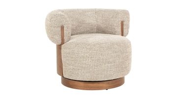 Fauteuil Nila in taupe stof met ronde armleuningen en houten accenten, schuin vooraanzicht.