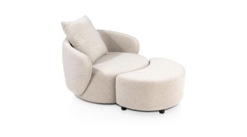 Draaifauteuil Elise met hocker in beige bouclé stof met ronde vormen en zwart pootje tegen lichte achtergrond