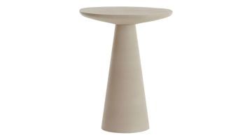 Ronde salontafel Abala in mat crème met breed blad en taps toelopende voet tegen lichte achtergrond