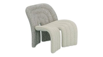 Loungefauteuil Sen met sculpturale U-vormen in twee lichte stoffen vanuit schuin vooraanzicht