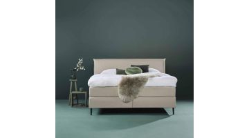 Beige Eastborn GO boxspring in sfeervolle slaapkamer met groene accenten en zachte plaid