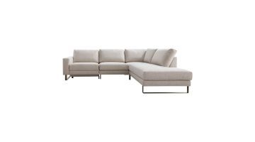 Beige hoekbank Levanzo met chaise longue rechts en metalen framepoten op witte achtergrond