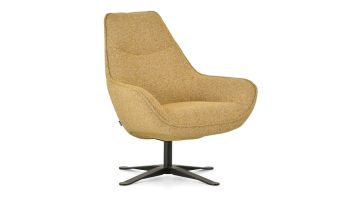 Okergele draaifauteuil Montèl 40-5 met zwarte stervoet vrijstaand op witte achtergrond