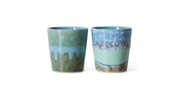 Twee keramische koffiemokken in blauwgroene tinten met golvende en druipende glazuurpatronen op witte achtergrond