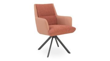 Moderne armstoel Rosie met terracotta bouclé stof, lederlook armleuningen en zwart metalen draaipoot