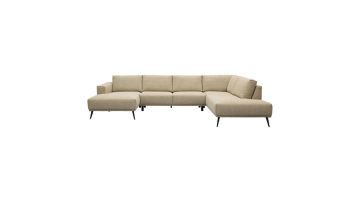 Grote hoekbank in beige stof met chaise longue aan beide zijden en zwarte metalen poten op witte achtergrond