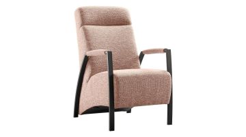 Roze fauteuil met hoge rug, zwarte metalen armleuningen en grove stofstructuur op witte achtergrond