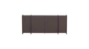 Breed dressoir in middenbruin essenfineer met verticale panelen op witte achtergrond