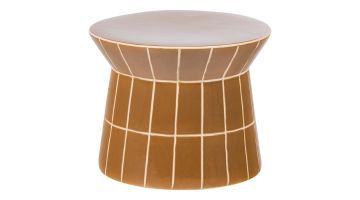 Ronde honinggele keramieken bijzettafel met glanzend blad en verticale lijnen rondom het onderstel