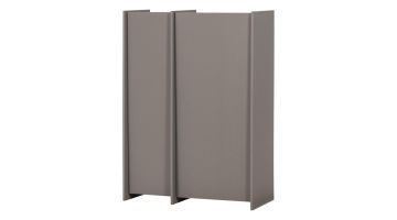 Warmgrijze kast met twee deuren en verspringende panelen in strak geometrisch ontwerp