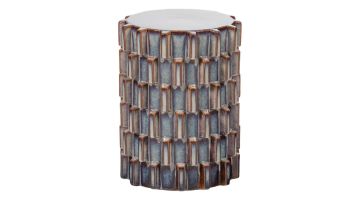 Ronde keramische bijzettafel in grijsblauw met reliëfstructuur en glanzende afwerking, vrijstaand