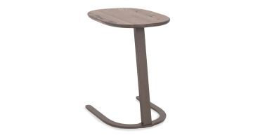 Compact bijzettafeltje met organisch houten blad en slanke metalen poot in bruintint