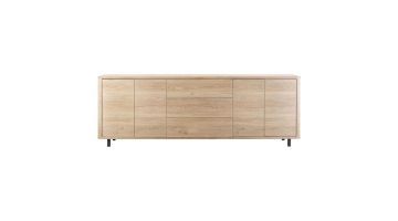 Dressoir Lirona in old oak met vier deuren, drie laden en zwarte pootjes op witte achtergrond