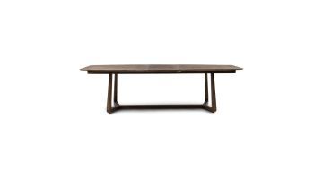 Uitschuifbare eettafel Miller in donker eikenhout volledig uitgeschoven met robuust onderstel op witte achtergrond