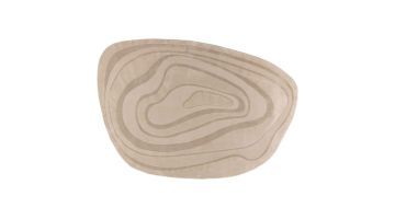 Beige vloerkleed Calm in organische vorm met subtiele lijnen van bovenaf gefotografeerd