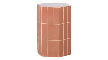 Oudroze keramieken bijzettafel Plu met tegelpatroon en zeshoekige vorm vrijstaand op witte achtergrond