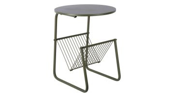 Groene metalen bijzettafel Riqueza met rond blad en geïntegreerd tijdschriftenrek schuin gefotografeerd