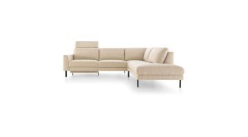 Baenks hoekbank Lord Street in beige stof met chaise longue, verstelbare hoofdsteun en slanke zwarte metalen poten.